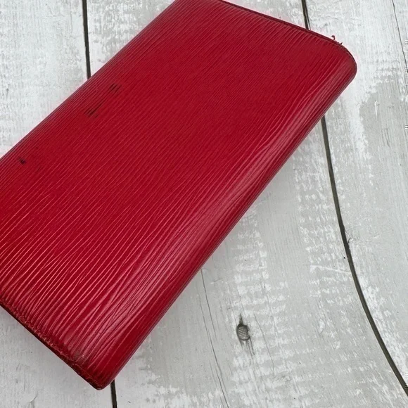 AUTHENTIC Louis Vuitton Epi leather trifold wallet/billfold. Red.